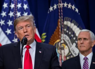 El presidente de los Estados Unidos Donald Trump (i) junto al vicepresidente de EE.UU. Mike Pence hoy, en el auditorio de la Oficina Ejecutiva del Edificio Eisenhower, en la Casa Blanca en Washington. EFE