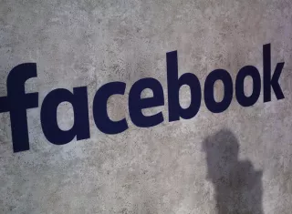  logotipo de Facebook que se muestra en una nueva empresa reunida en la Estación F de París en París. AP