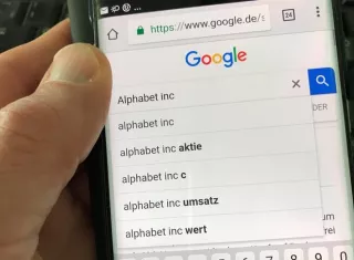 Algunos de los errores que los desarrolladores de esta tecnología han detectado y que están tratando de remediar son los "falsos positivos", es decir, comentarios que son marcados como tóxicos cuando no lo son. EFE