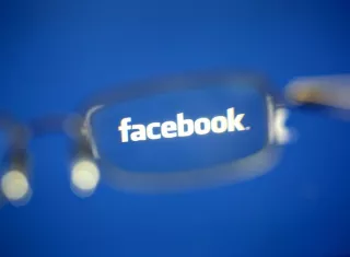 A través de subastas en las que los ganadores recibieron dinero para cerrar su cuenta, un estudio determinó que el valor que los usuarios ponen a Facebook es superior a los 1.000 dólares anuales. EFE/Archivo