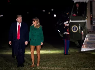El presidente de los Estados Unidos Donald J. Trump y su esposa Melania Trump a su llegada a la Casa Blanca, en Washington, tras visitar a las tropas estadounidenses destacadas en la base iraquí de Al Asad. EFE