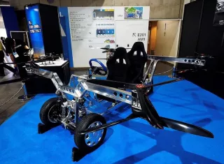 Imagen de un modelo del Skydrive, un vehículo volador de dos plazas y un tamaño pequeño, unos tres metros de largo y ancho, que le permite despegar de forma horizontal desde espacios muy pequeños y circular a una velocidad de hasta 100 km/h. EFE