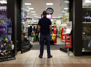 Un adicto a la tecnología autodenominado de 27 años posa para un retrato frente a una tienda de videojuegos.  AP