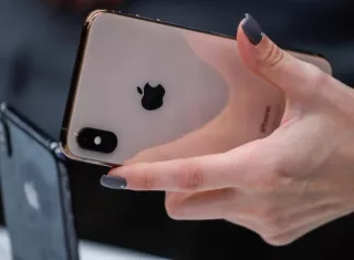 Una mujer prueba el nuevo iPhone XS. EFEArchivo