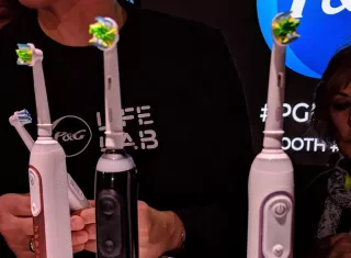 Registro de la demostración de un cepillo de dientes "inteligente", durante su presentación en Las Vegas (Nevada, EE.UU.). EFE