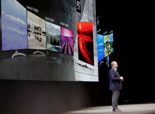 El responsable de productos de entretenimiento del hogar de la multinacional surcoreana LG para Estados Unidos, Tim Alessi, pronuncia un discurso durante la feria de electrónica de consumo CES 2019 celebrada en Las Vegas, Nevada. EFE 