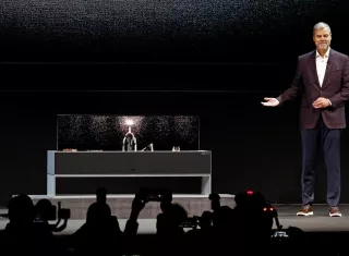 El vicepresidente comercial de la multinacional surcoreana LG para Estados Unidos, David VanderWaal, presenta una máquina de cápsulas de cerveza fabricada por LG. EFE