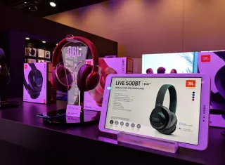 El auricular LIVE 500BT de Harman expuesto hoy, martes 8 de enero de 2019, en la feria de electrónica de consumo CES de Las Vegas (Nevada, EE.UU.). EFE
