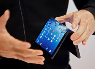 Nuevo teléfono flexible FlexPai de Royole, durante la apertura de la Feria de Electrónica de Consumo CES 2019. EFE