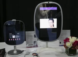 Los Hi Mirror utilian tecnología para evaluar arrugas, líneas finas, ojeras, manchas oscuras, manchas rojas, asperzas y poros. AP