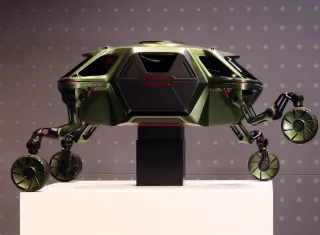 Muestran el "vehículo que camina", Elevate de Hyundai Motor Co., exhibido en la Feria de Electrónica de Consumo CES 2019, en Las Vegas, Nevada (EE.UU.).  EFE