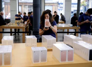 La empresa de la manzana mordida recambió 11 millones de baterías de iPhone en EE.UU. durante los pasados doce meses, cuando sus previsiones a principios de año eran recambiar entre 1 y 2 millones. EFE/Archivo