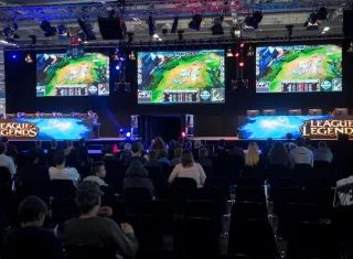 Asistentes observan a un grupo de jóvenes que juegan League of Legends. EFEArchivo