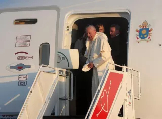El papa Francisco reacciona a su llegada al aeropuerto este domingo, tras su participación en la Jornada Mundial de la Juventud 2019 (JMJ), en Ciudad de Panamá (Panamá). EFE