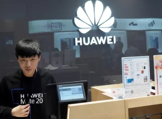 Un trabajador recibe a los clientes de una tienda de la compañía tecnológica china Huawei en Taipei (Taiwan). EFE