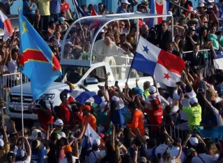 Vista general de los miles de asistentes a la misa de cierre de la Jornada Mundial de la Juventud (JMJ), oficiada por el papa Francisco este domingo, en Ciudad de Panamá (Panamá). EFE