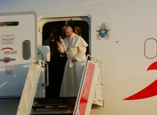El papa Francisco se despidió de Panamá la tarde de este domingo  desde lo alto de la escalera del Boeing 787 Dreamliner de la aerolínea Avianca con rumbo a Roma. Foto: Edwards Santos