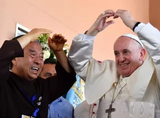 El Papa Francisco, junto con John Oh Woong-Jin (i), fundador de la Congregación de los Hermanos y Hermanas Kkottongnae de Jesús-Filipinas, durante su visita a la Casa Hogar &#039;El Buen Samaritano&#039; en Ciudad de Panamá. EFE