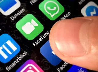 Apple ha inhabilitado "temporalmente" las llamadas de grupo de su aplicación de videollamadas FaceTime tras detectarse un fallo de seguridad referente a la privacidad de los usuarios. EFE