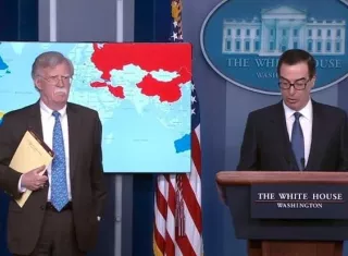 Captura de vídeo cedida por la Casa Blanca de una rueda de prensa del secretario del Tesoro de los Estados Unidos Steven Mnuchin (d) junto al asesor de seguridad nacional de Estados Unidos John Bolton (i).  EFE