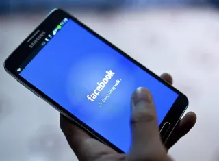Según los datos más recientes de 2018, Facebook recibió alrededor del 20 % de todos los ingresos por publicidad generados en internet en Estados Unidos, únicamente por detrás de Google. EFE/Archivo