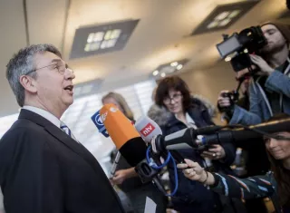 El presidente de la autoridad antimonopolio alemana 'Bundeskartellamt', Andreas Mundt, habla con los medios en una conferencia de prensa sobre Facebook. AP