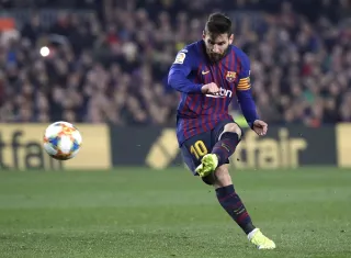 Lionel Messi durante un partido de liga ante el Real Madrid. Foto: AP