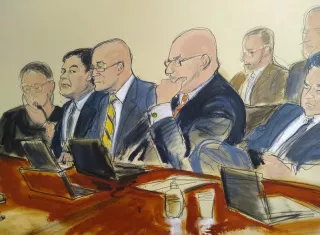 Joaquín &quot;El Chapo&quot; Guzmán, segundo desde la izquierda, sentado junto a sus abogados defensores, escucha el testimonio que fue leído al jurado, el lunes 11 de febrero de 2019. (Elizabeth Williams vía AP)