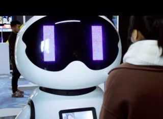 Eurecat ha participado en el desarrollo de un robot basado en inteligencia artificial de aprendizaje automático que brinda asistencia robotizada a personas mayores. EFE//Victor Escribano