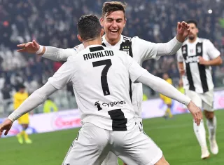 Cristiano Ronaldo celebra junto a Paulo Dybala. Foto: AP