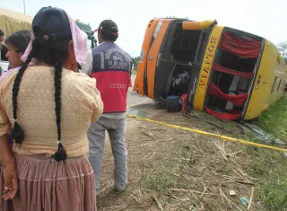 Los accidentes en las carreteras bolivianas causan cada año una media de 1.000 muertos y unos 40.000 heridos, según datos oficiales. En la imagen el registro de otro accidente de tránsito en carreteras bolivianas. EFE/Archivo