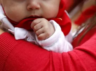 Imagen de archivo de un bebé. EFE/Javier Lizón