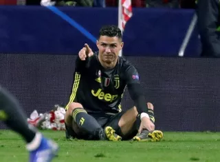  Cristiano Ronaldo se lamenta durante el partido de ida de octavos de final de la Liga de Campeones. Foto: EFE