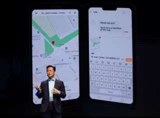 El director de Relaciones Públicas y Márketing de LG Electronics, Frank Lee presenta el nuevo modelo de telefonía móvil LG V50 ThinQ un evento previo al Congreso Mundial de Móviles que empezará mañana en Barcelona. EFE