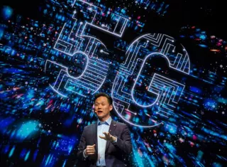 El director de Relaciones Públicas y Márketing de LG Electronics, Frank Lee presenta el nuevo modelo de telefonía móvil LG V50 ThinQ en un evento previo al comienzo del Congreso Mundial de Móviles que empezará mañana en Barcelona. EFE