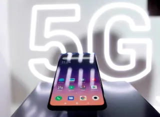 Aspecto del nuevo Xiaomi Mi MIX 3 5G, el primer teléfono móvil con tecnología 5G de la compañía china que ha sido presentado este domingo en un evento previo al comienzo del Congreso Mundial de Móviles que empezará mañana en Barcelona. EFE