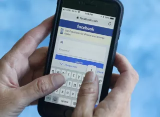 La compañía que dirige Mark Zuckerberg intentará así dar respuesta a las críticas que está recibiendo por su gestión de los datos personales y la falta de privacidad en la plataforma. Foto: AP Archivo