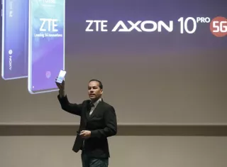 El dispositivo cuenta con una doble cámara trasera, de 16 y 5 megapíxeles, que está diseñada para captar imágenes en situaciones de baja luminosidad. EFE