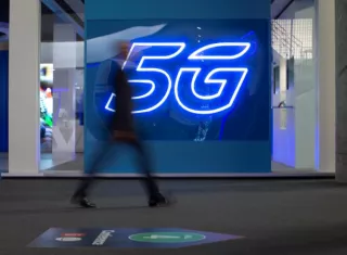 Un visitante en uno de los pasillos en la tercera jornada del Congreso Mundial de Móviles (MWC), la mayor feria mundial de telefonía, que se está celebrando en Barcelona. EFE