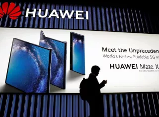 Unos visitantes pasan ante el expositor de Huawei, durante la segunda jornada de la XIX edición del Mobile World Congress (MWC), el salón de referencia de la tecnología móvil, que se celebra hasta el jueves en Barcelona. EFE