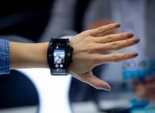 Una mujer comprueba el funcionamiento del reloj Nubia. EFE