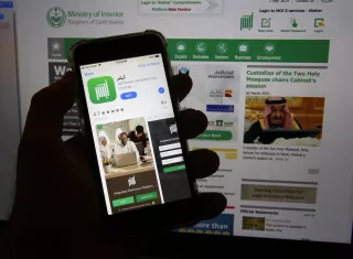 Imagen muestra la app del gobierno saudí Absher en un teléfono en Yeda, Arabia Saudí. AP