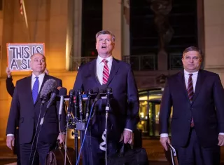 Los abogados defensores de Paul Manafort, Kevin Downing (c), Thomas Zehnle (i) y Richard Westling (d), hablan brevemente con los medios fuera del Tribunal de Distrito de los EE.UU. después de una audiencia de sentenciaen Alexandria. EFE