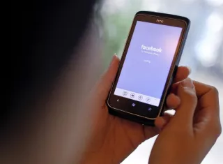 Estas dos bajas tienen lugar después de que la semana pasada, Zuckerberg prometiese una reconversión de la red social en una "plataforma de comunicaciones centrada en la privacidad" tomando como referente WhatsApp. EFE/Archivo