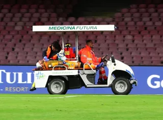  David Ospina recibe asistencia médica cuando abandona el terreno de juego en un vehículo después de lesionarse. Foto: EFE