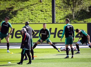 ORTUGAL), 03/19/2019.- Cristiano Ronaldo (c) y Pepe (i) realizan estiramientos durante el entrenamiento de la selección nacional de Portugal. Foto: EFE