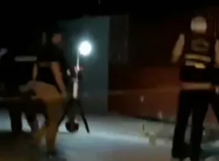 Personal de criminalística de campo, recoge indicios, en  la escena del homicidio.