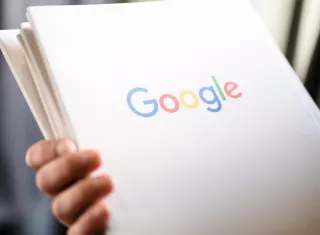 Un empleado sostiene un dosier con el logotipo de la multinacional estadounidense Google. EFEArchivo