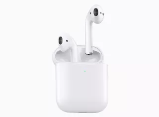 Vista de los nuevos auriculares AirPods de la multinacional Apple en Cupertino, California, Estados Unidos, este miércoles. EFE Apple