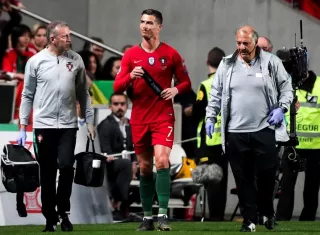 Cristiano Ronaldo se lastimó la pierna derecha y debió ser sustituido antes del intermedio del partido. Foto: EFE